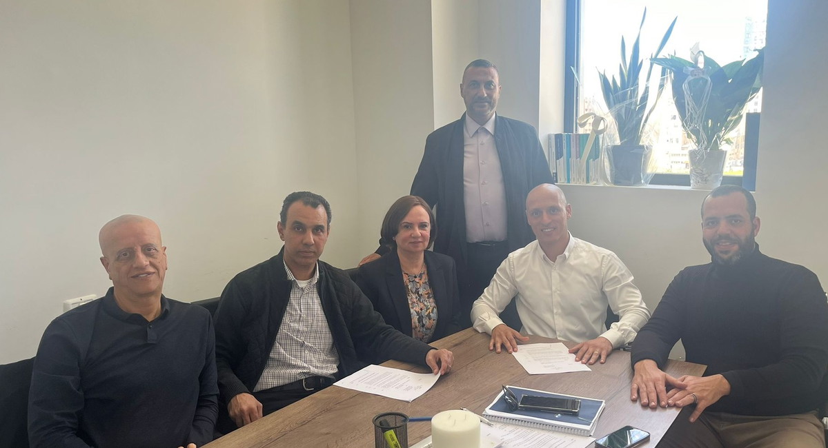 وحدة العكاويّة تُوقّع اتفاقية الائتلاف البلدي مع رئيس البلدية المنتخب عميحاي بن شلوش وقائمته