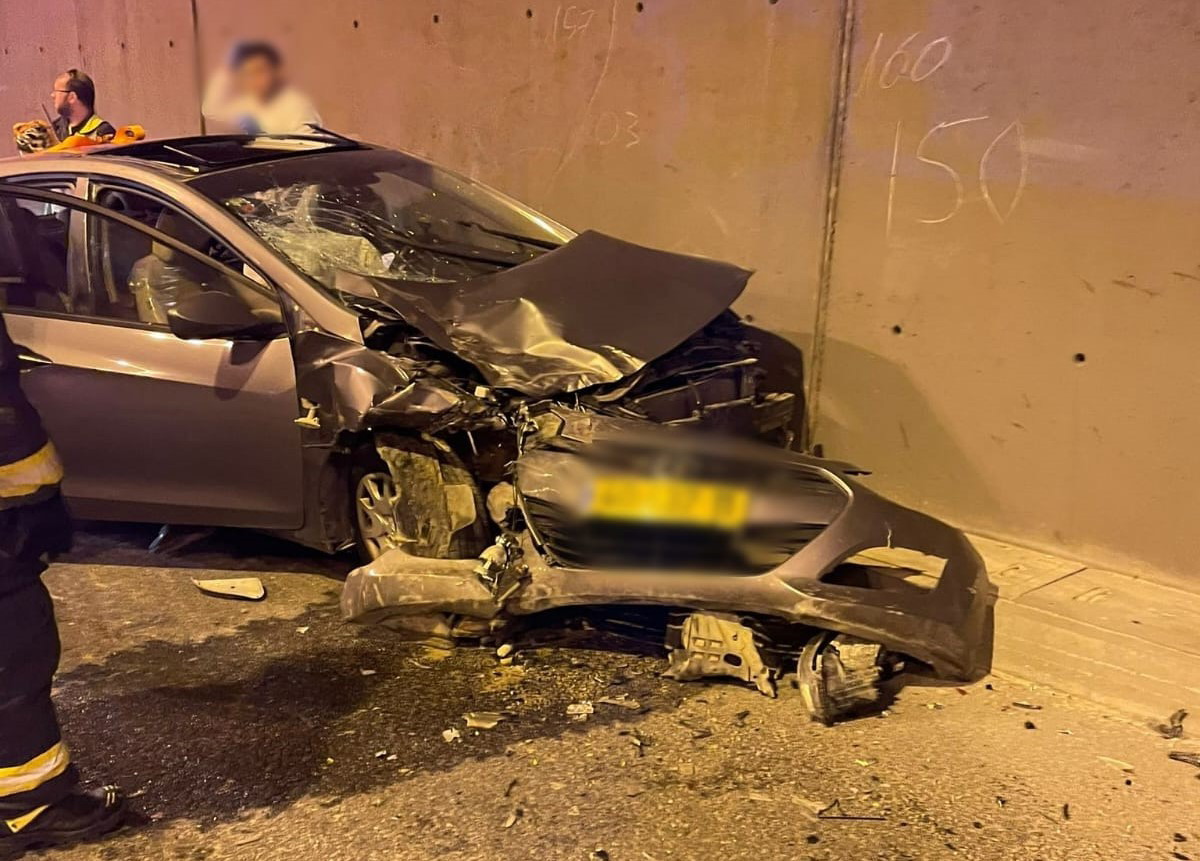 إصابة شابين (25 عامًا) إثر اصطدام مركبة بجدار نفق في القدس-أحدهما بحالة خطيرة