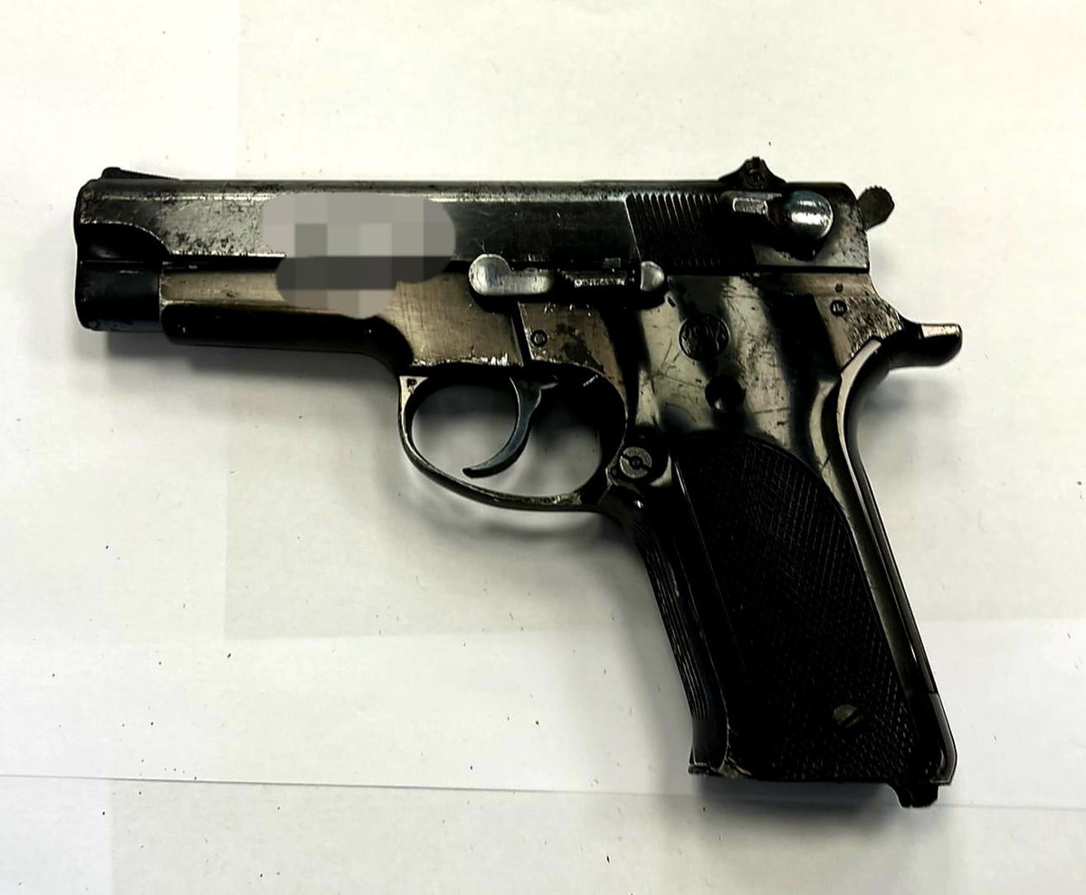 عكا: اعتقال مشتبه (22 عامًا) بشبهة حيازته سلاح وذخيرة بشكل غير قانونيّ 