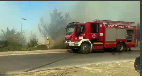 طواقم عدّة من الإطفاء والإنقاذ وبمساندة مروّحيات تعمل على إخماد حريق اندلع في نوف هجليل