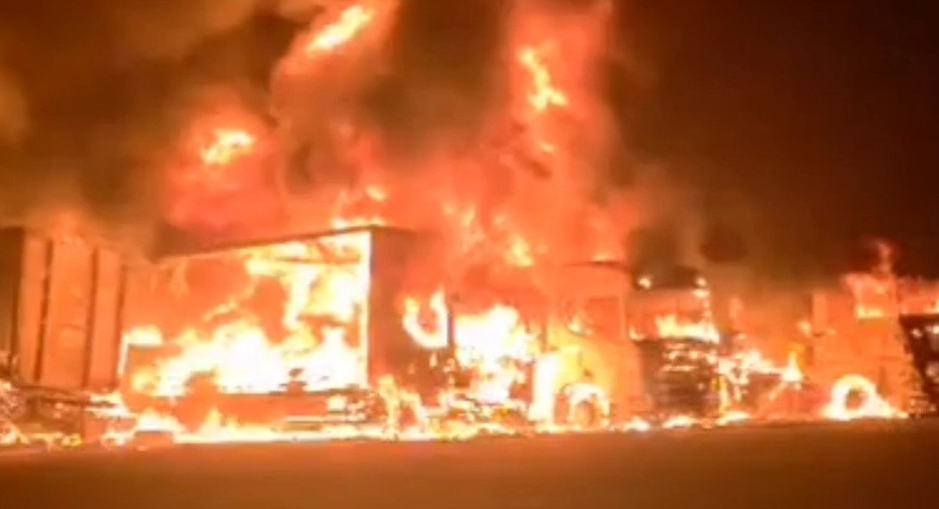 حريق كبير يلتهم شاحنات ورافعات في المغار