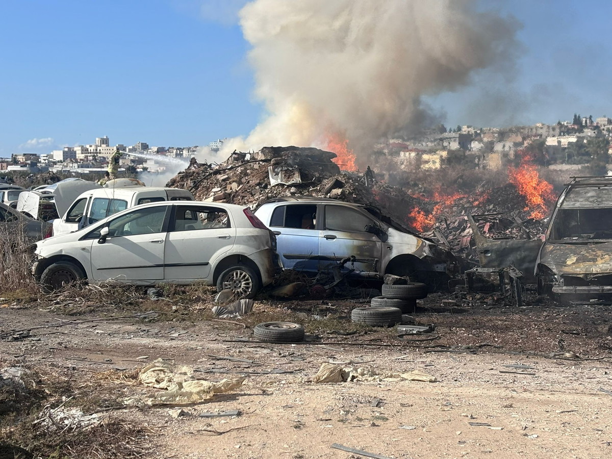 تعمل 10طواقم إطفاء وانقاذ على اخماد الحريق