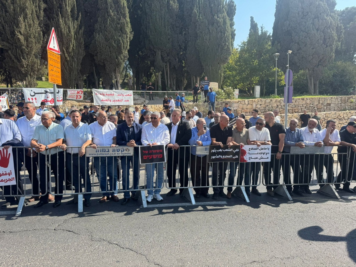 أمام مكتب رئيس الحكومة الإسرائيلية والمكاتب الحكومية