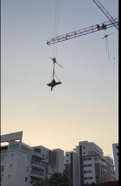 رعنانا: إنقاذ عامل من رافعة على ارتفاع 50 مترًا