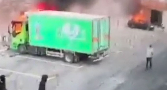 مستوطنون يهاجمون المنطقة الصناعية شرق طولكرم ويضرمون النيران في مركبات المواطنين