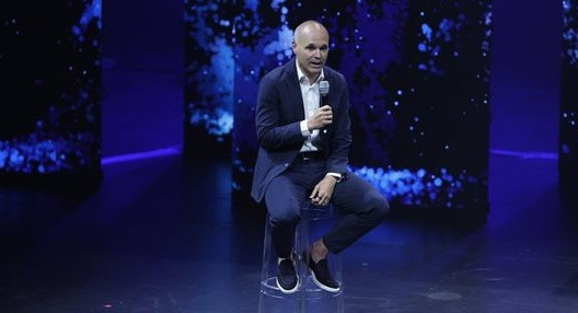 إنيستا يواجه اتهامات بالاحتيال في بيرو بسبب فعاليات فاشلة.. وشركته تنفي كل الاتهامات