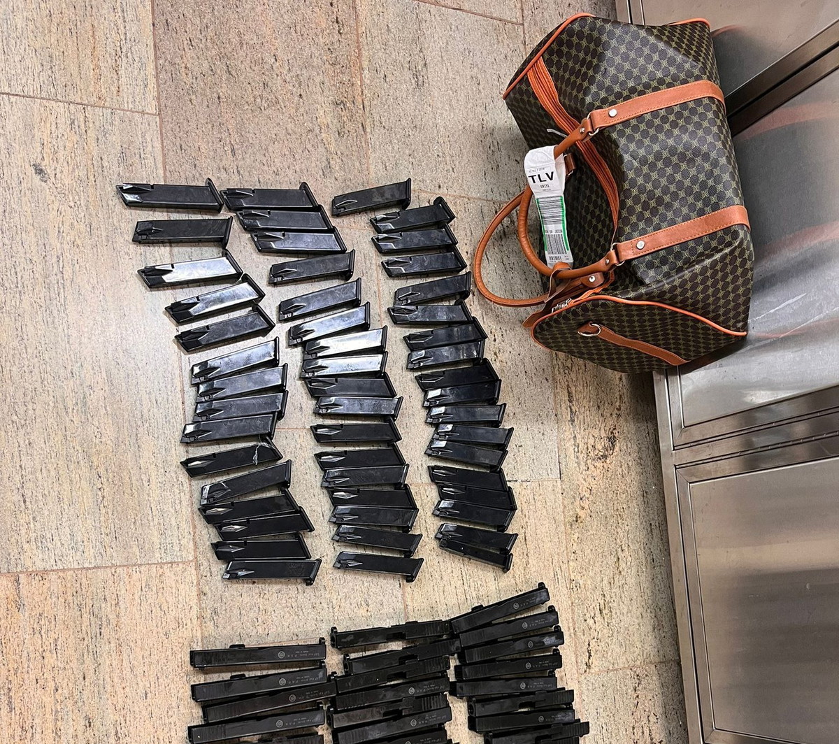 إحباط محاولة تهريب 100 مسدس تحذيري في مطار بن غوريون