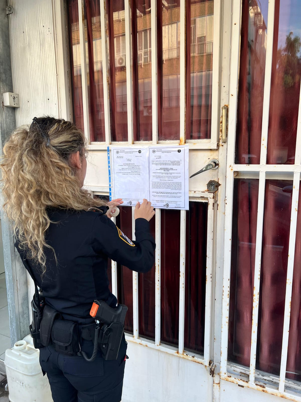 أمر إغلاق إداري لشقة في شارع ترامبلدور في حولون يشتبه في استخدامها كبيت دعارة