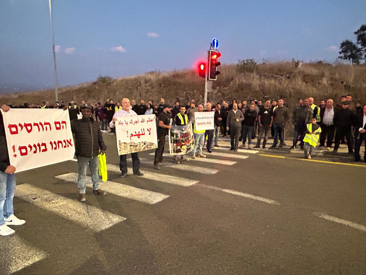 مظاهرة حاشدة في مفرق روشبينا رفضًا لسياسة الهدم والدمار