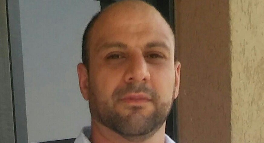 هَزَمَتْنِي عَيْنَاكِ الَّتِي أَحْيَتْنِي