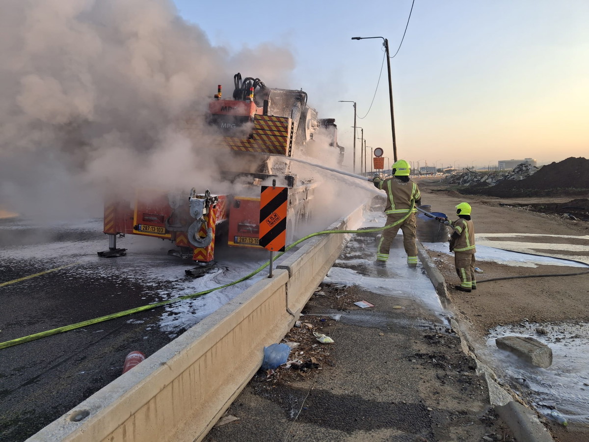 إغلاق شارع رقم 1 من كلا الاتجاهين عقب اندلاع النيران داخل شاحنة