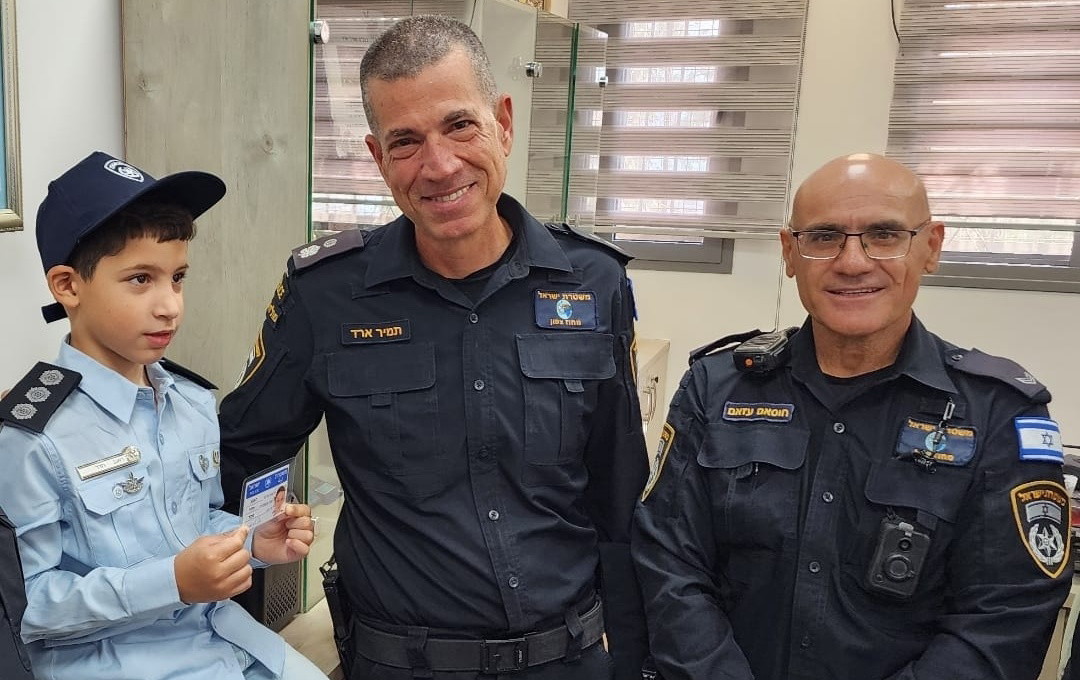 الشرطة تحقق حلم طفل من وادي الحمام