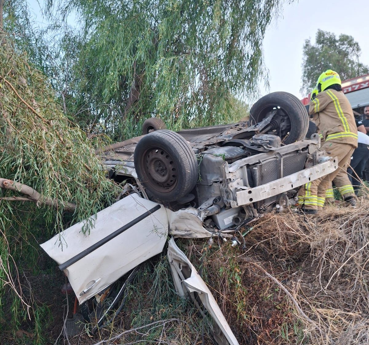 انقلاب سيارة في عين غيف وتخليص سائق عالق