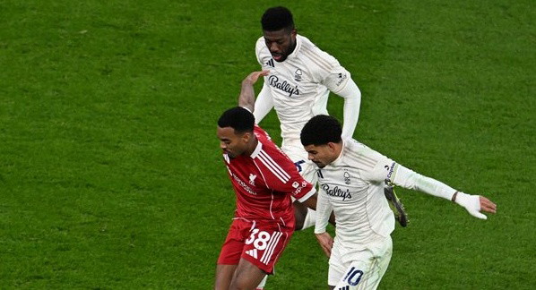 نوتنغهام يُفسد إنجاز محمد صلاح ويسحق ليفربول في أنفيلد