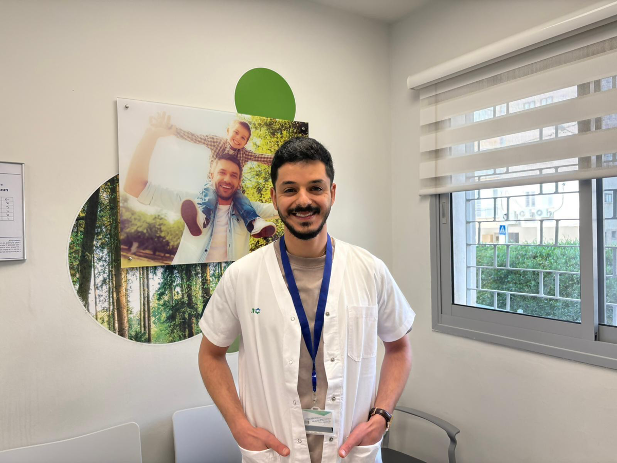  د. أيمن راسم مشيعل ينقذ حياة رجل على شاطئ البحر