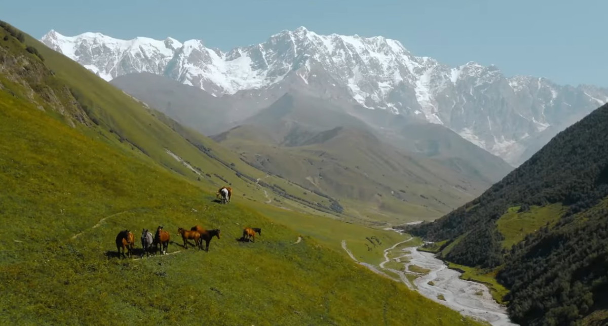 غودوري الجورجية تستقطب الزوار مع استعدادها لموسم الثلوج