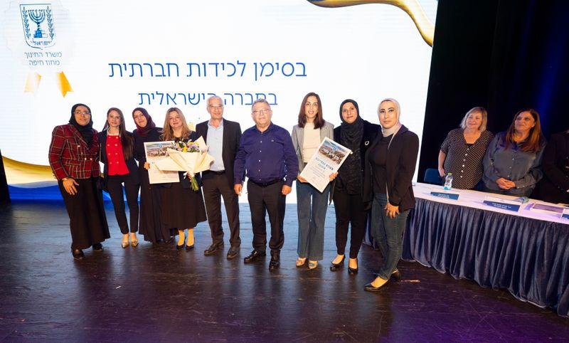 تقديرًا لجهودهما التربوية- تسليم جائزة التميّز لكل من وحدة النهوض بأبناء الشبيبة ومدرسة الكيان في كفر قرع