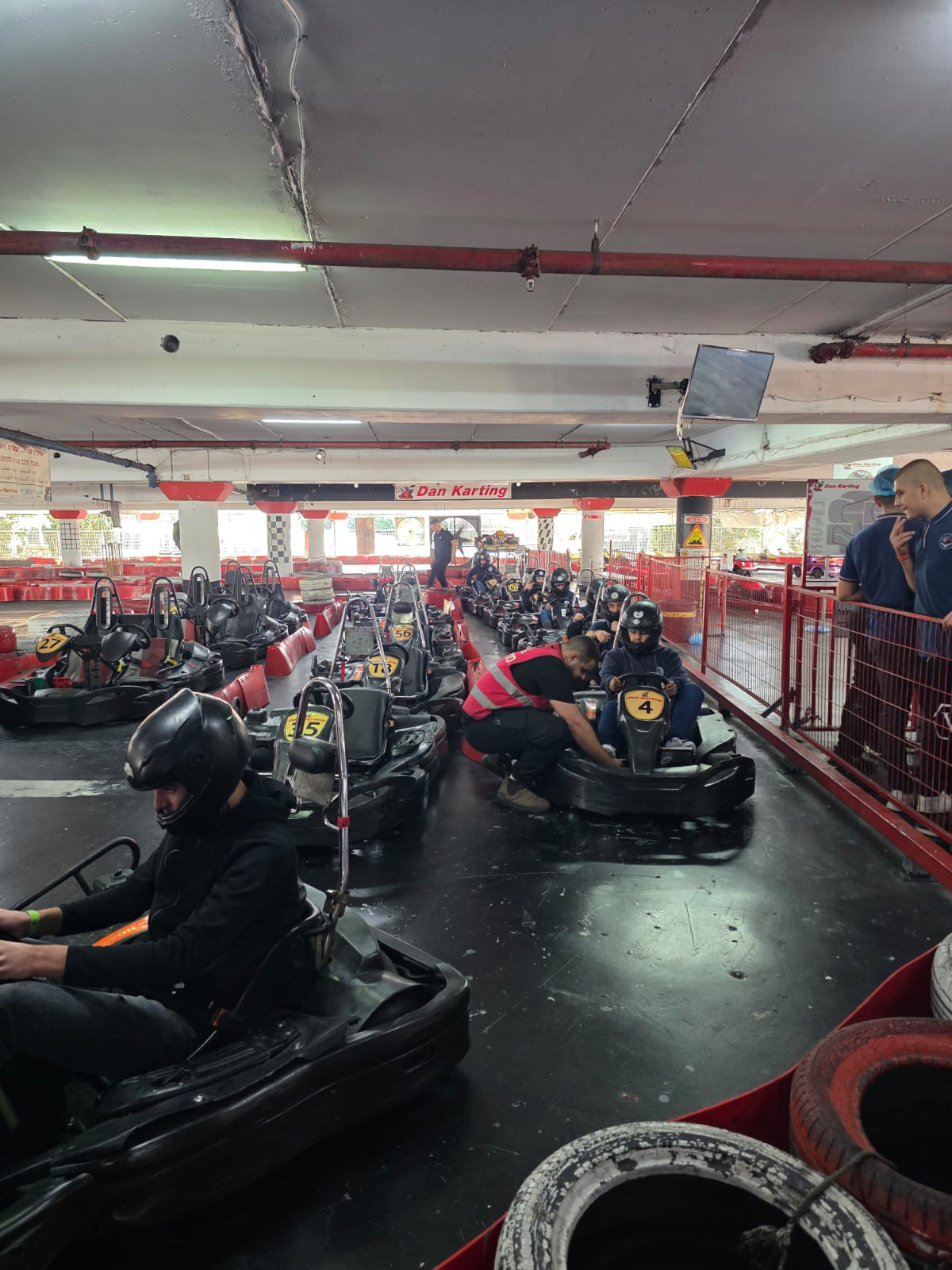 رقي وانضباط بارز لطلاب العواشر في ثانوية كفر قرع الشاملة في مركز الكارتينج حيفا