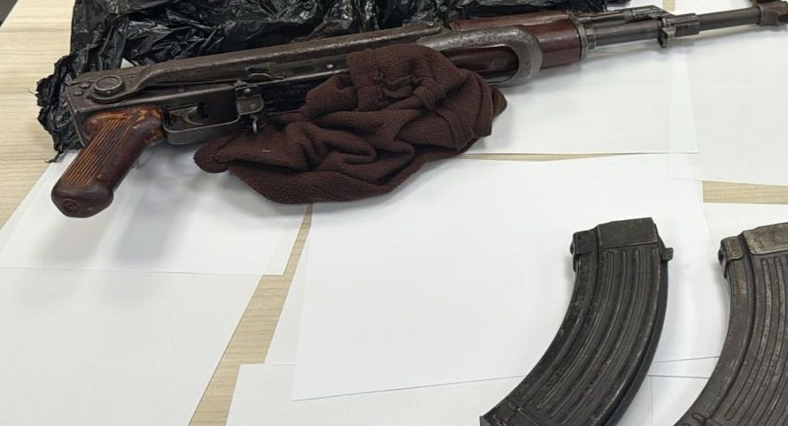 سخنين: اعتقال 5 مشتبهين وضبط أسلحة بعد اطلاق نار على محل تجاري واصابة شاب