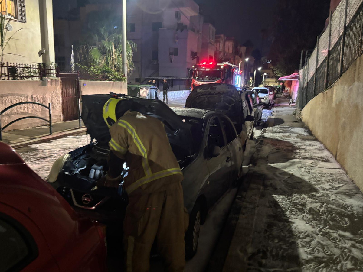 حيفا: اندلاع حريق في سيارتين الليلة الماضية 