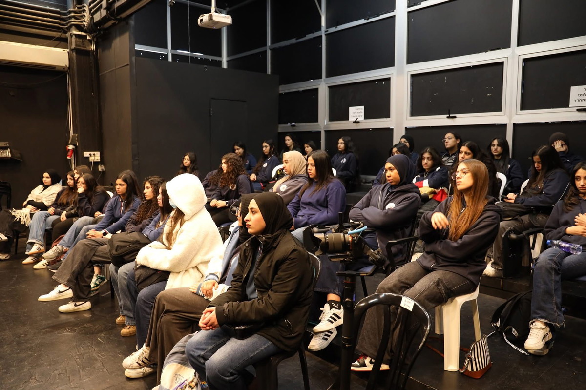  طلاب ثانوية كفرقرع يزورون أقسام السينما وصناعة الأفلام والمسرح في جامعة تل أبيب 