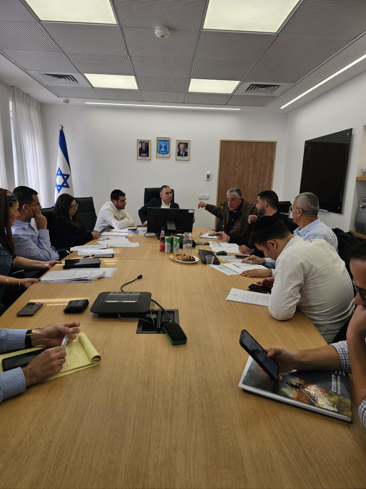 مدير عام وزارة الداخلية يزف بشرى لرئيس مجلس الرينة خلال اجتماع في القدس: 3 ملايين شيكل هبات موازنة إضافية للرينة