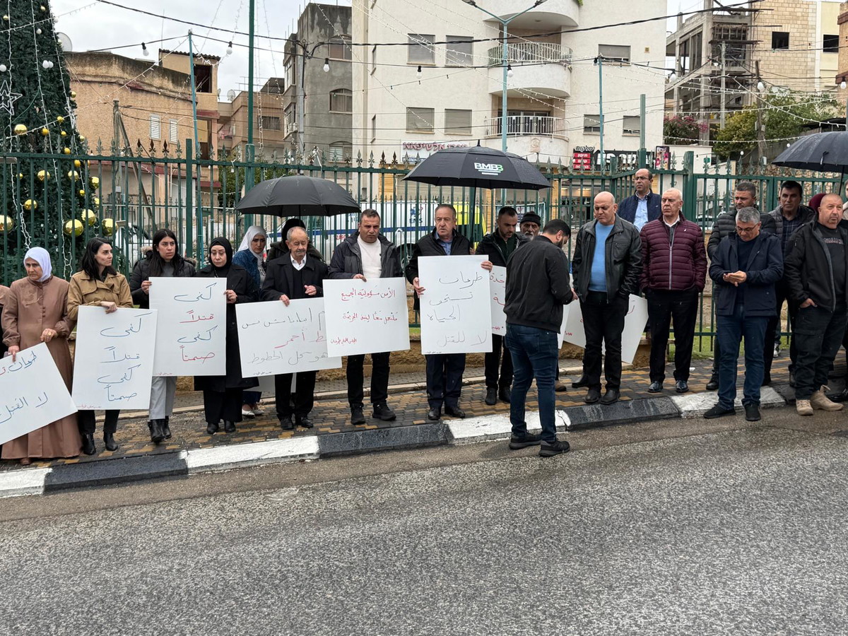 مجلس طرعان المحلي ينظم وقفة احتجاجية تنديدًا بجريمة مقتل الشاب عماد بكارنة 