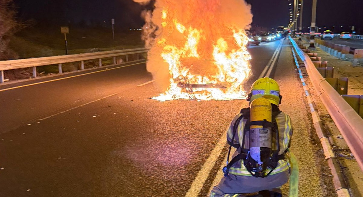 حريق في سيارة على شارع رقم 4 في منطقة الخضيرة دون إصابات