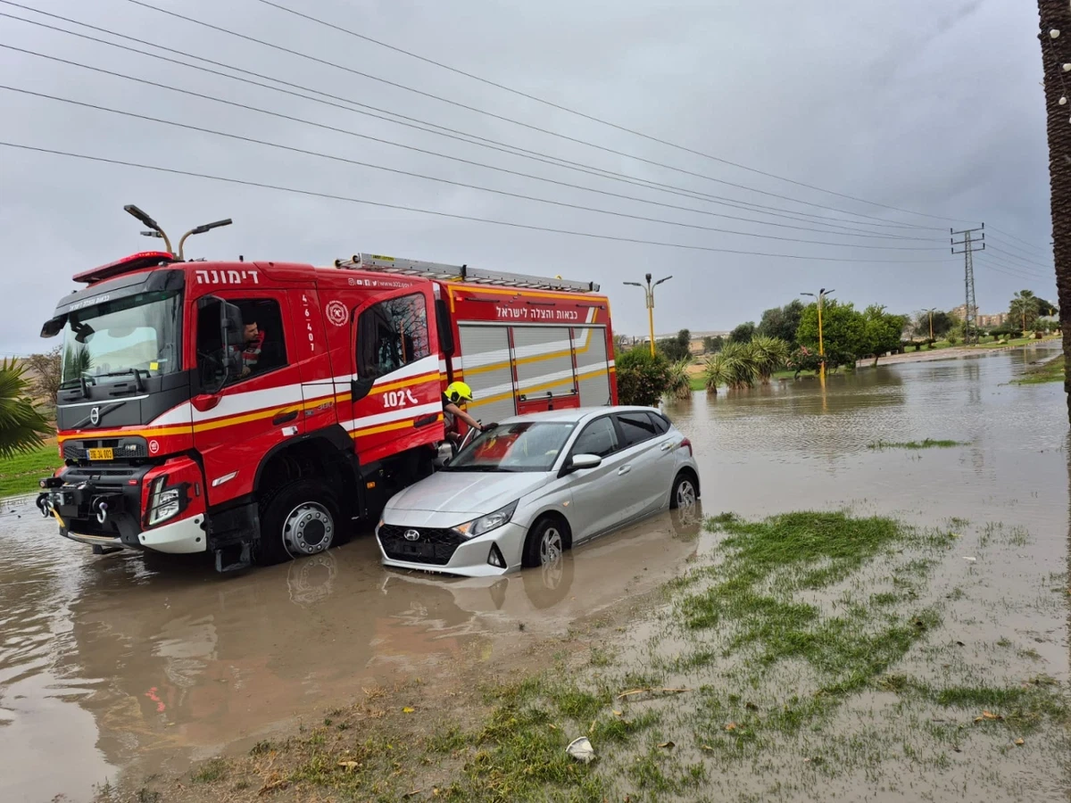 بسبب الفيضانات.. إغلاق شارع 90 من إيلات حتى عين جدي وإغلاق مداخل ومخارج المدينة