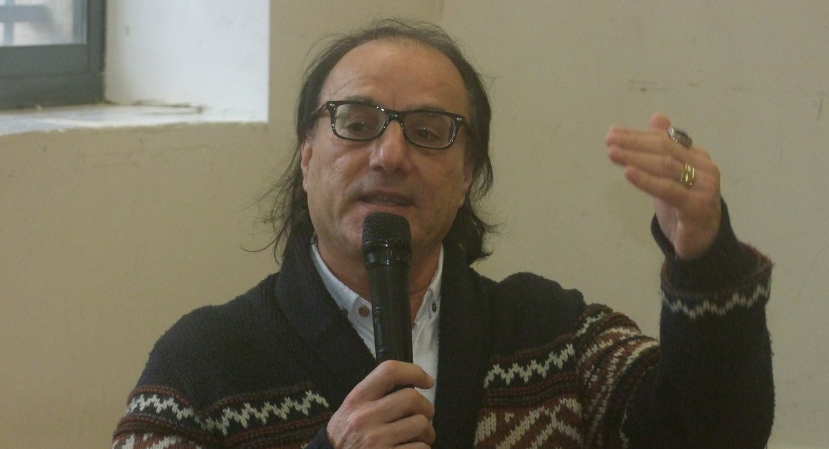 بين التصفيق الرقمي وتآكل المعايير: قراءة نقدية في المشهد الأدبي المحلي ضمن السياق العربي