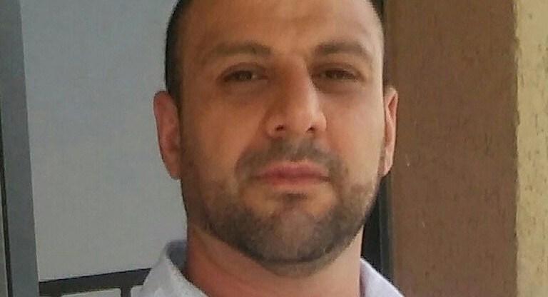 بلا طللٍ ولا تاج