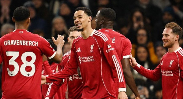 تغييرات سلوت تمنح ليفربول فوزاً مثيراً على 9 لاعبين من توتنهام في غياب صلاح