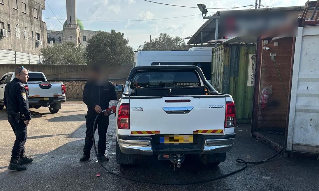 توثيق بالفيديو| اعتقال شابين (26، 30 عامًا) بشبهة تشغيل محطة وقود غير قانونية في بلدة الزرازير