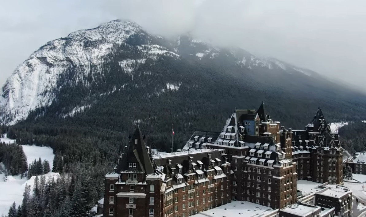 بانف الكندية: تجربة شتوية لا تُنسى بين الثلوج البيضاء والمناظر الطبيعية الخلابة