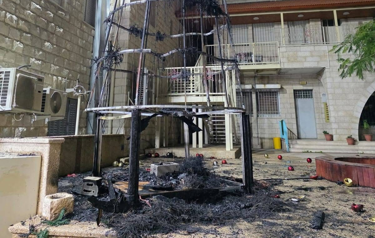  اعتقال ثلاثة أشخاص مشتبه باعتدائهم على كنيسة دير اللاتين في جنين وإحراق شجرة الميلاد