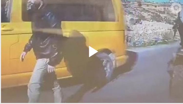 توثيق خطير -  لحظة دهس مستوطن لفلسطيني وهو يصلي في قرية دير جرير شمال شرق رام الله 