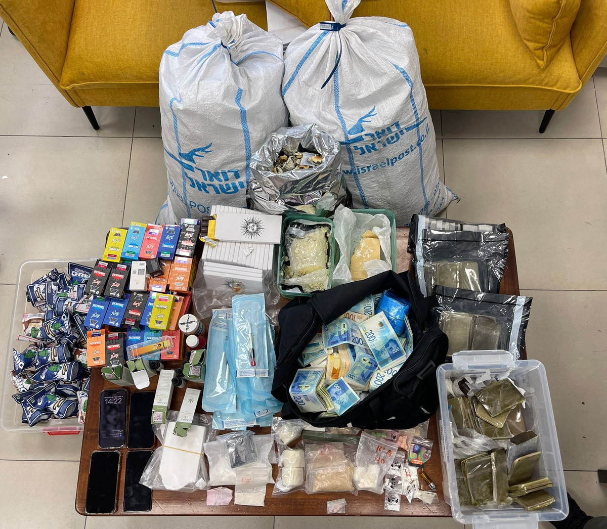 ضبط كميات كبيرة من المخدرات في حولون وتوقيف زوجين