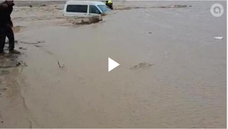 تخليص عالقين داخل سيارة غمرتها المياه بالجنوب