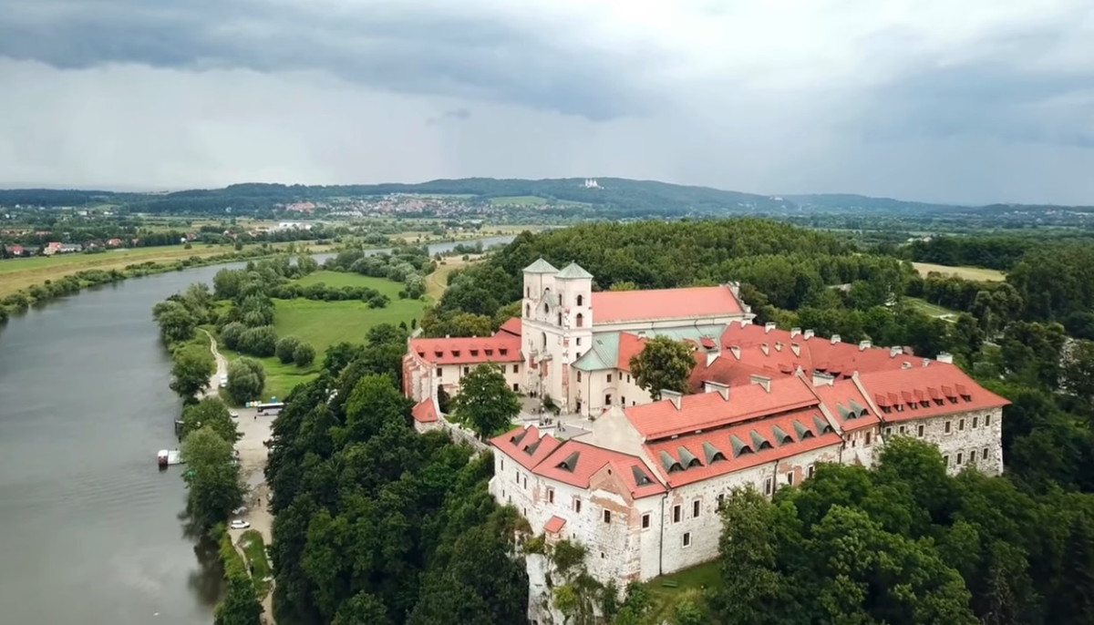 كراكوف: سحر التاريخ وجمال الطبيعة في قلب بولندا