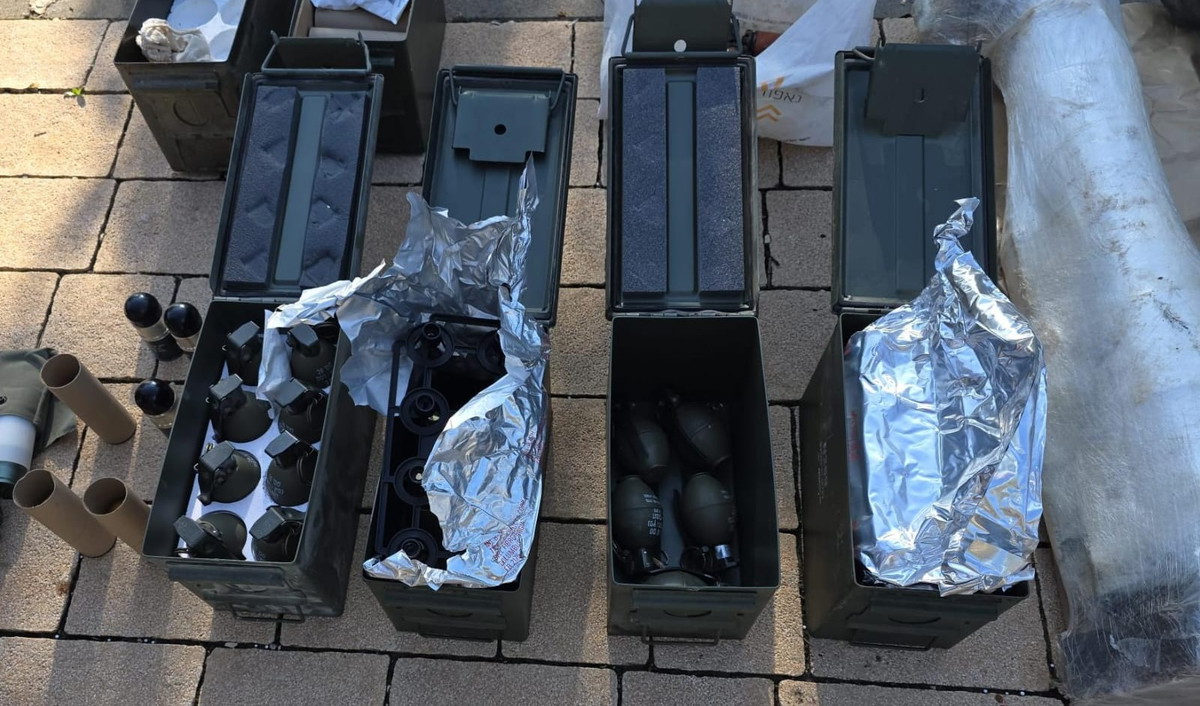 ضبط مخزون أسلحة كبير في مركبة ببلدة روش بينا