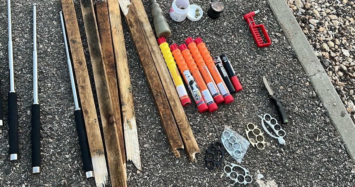 في الطريق إلى استاد الدوحة بسخنين: ضبط (عصي، ألواح مسامير، وسكاكين)