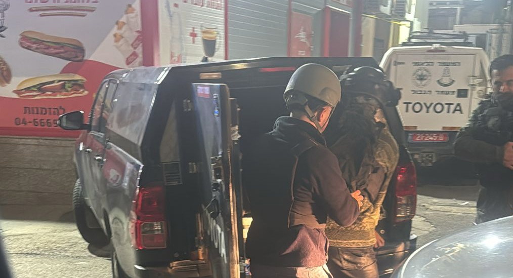 عرابة البطوف: الشرطة تحاصر منزلاً وتناشد المشتبه به (أطلق النار على شقيقه) بتسليم نفسه عبر مكبرات الصوت