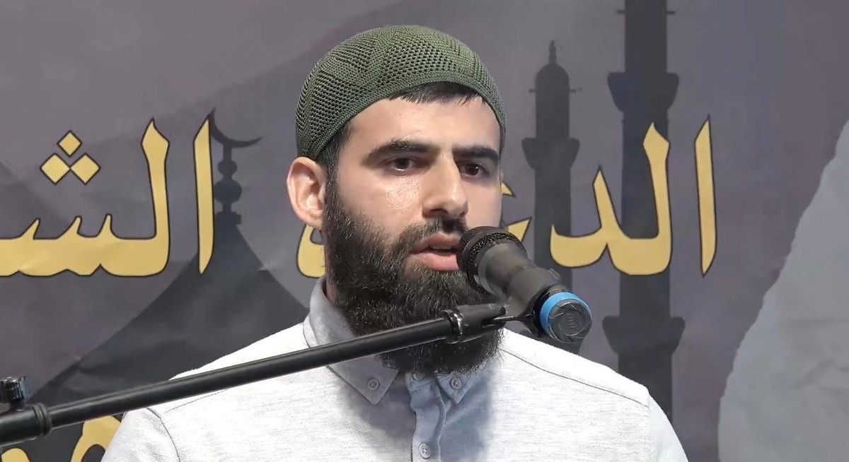 بين حضارتين