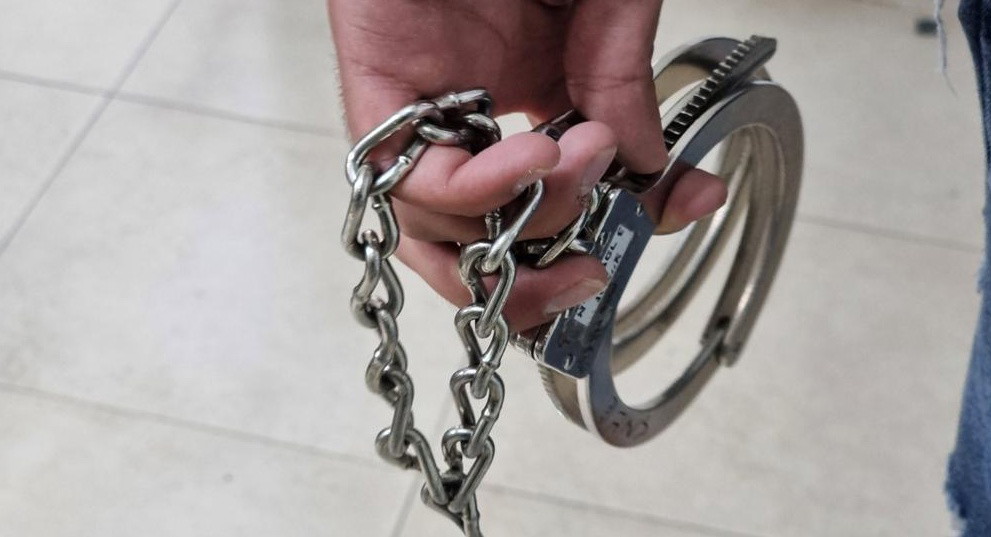 بسبب رشّ الماء على وجه طفل.. السجن الفعلي لمتهمين أطلقا 17 رصاصة على صالون حلاقة في كفربرا!