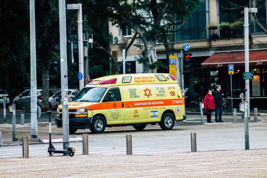 إصابة شاب (25 عامًا) بجروح خطيرة من جرّاء حادث طرق وقع بين مركبة ودراجة نارية في مركز البلاد