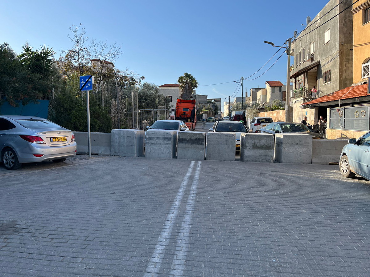 المطالبة بإزالة الحواجز الإسمنتية في بلدة جسر الزرقاء