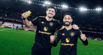 مانشستر يونايتد يكسر شوكة أرسنال ويواصل انتفاضته مع كاريك