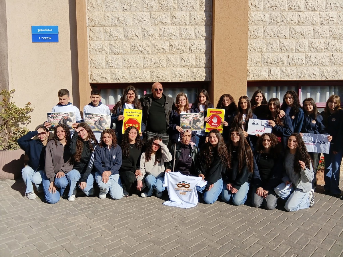 بعد الاعتداء العنصري: لجنة أولياء الأمور توزع الورود على طلاب مدرسة ابن خلدون في سخنين