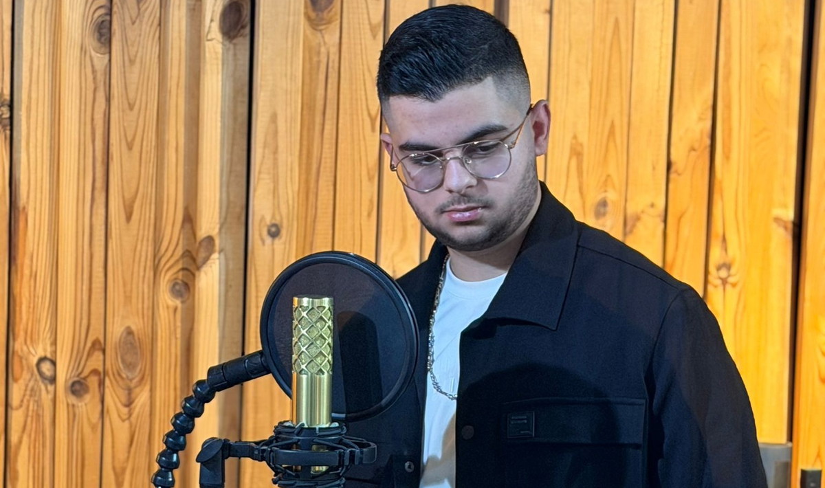 الفنّان الصاعد الشاب عماد برانسي في أولى أعماله الخاصّة 