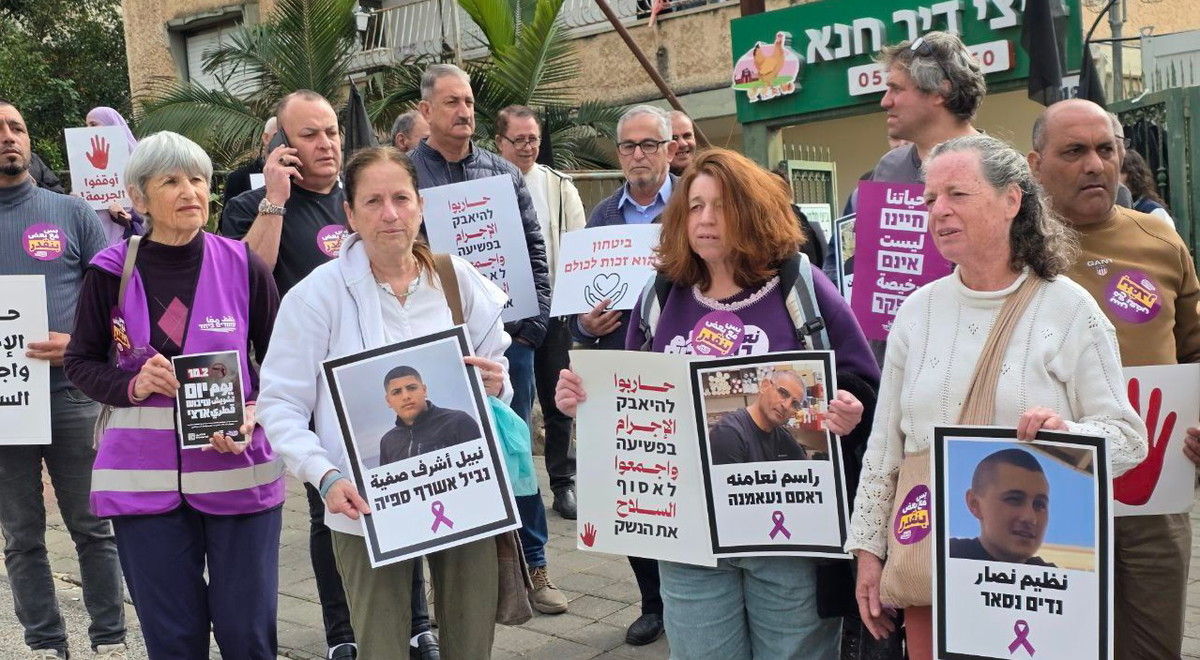 مظاهرة في دير حنا ضد استمرار الاعتداءات والتهديدات .. والعائلات الثكلى تدعو لتصعيد الاحتجاج والمشاركة بالتشويش